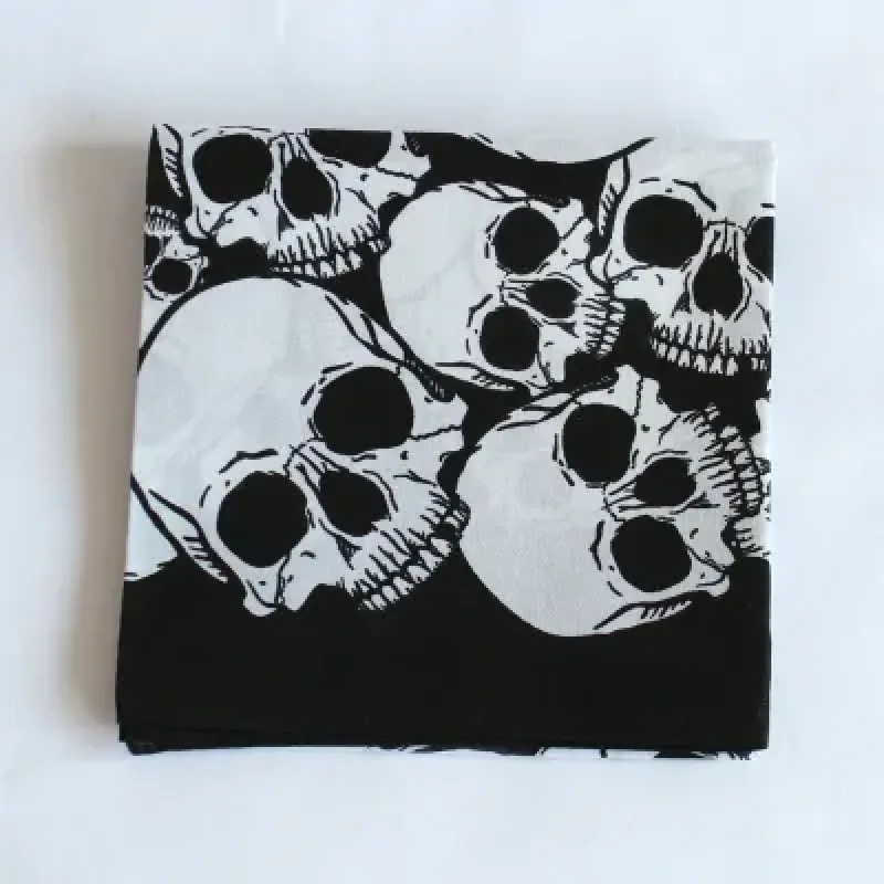 Bavlněný šátek 70 x 70 cm - černý s lebkami 2