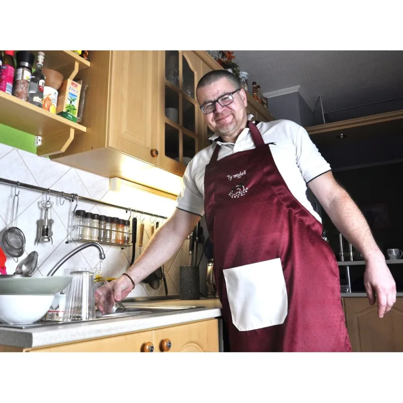 Zástěra s laclem a kapsou s výšivkou TY MYJEŠ vínová/bílá