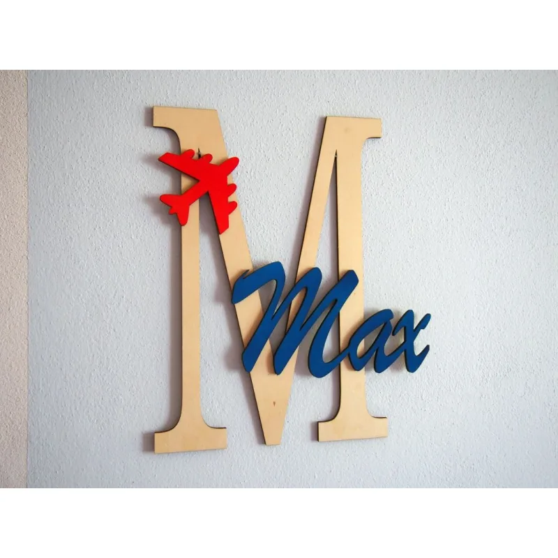 Monogram se jménem a letadlem výřez z překližky