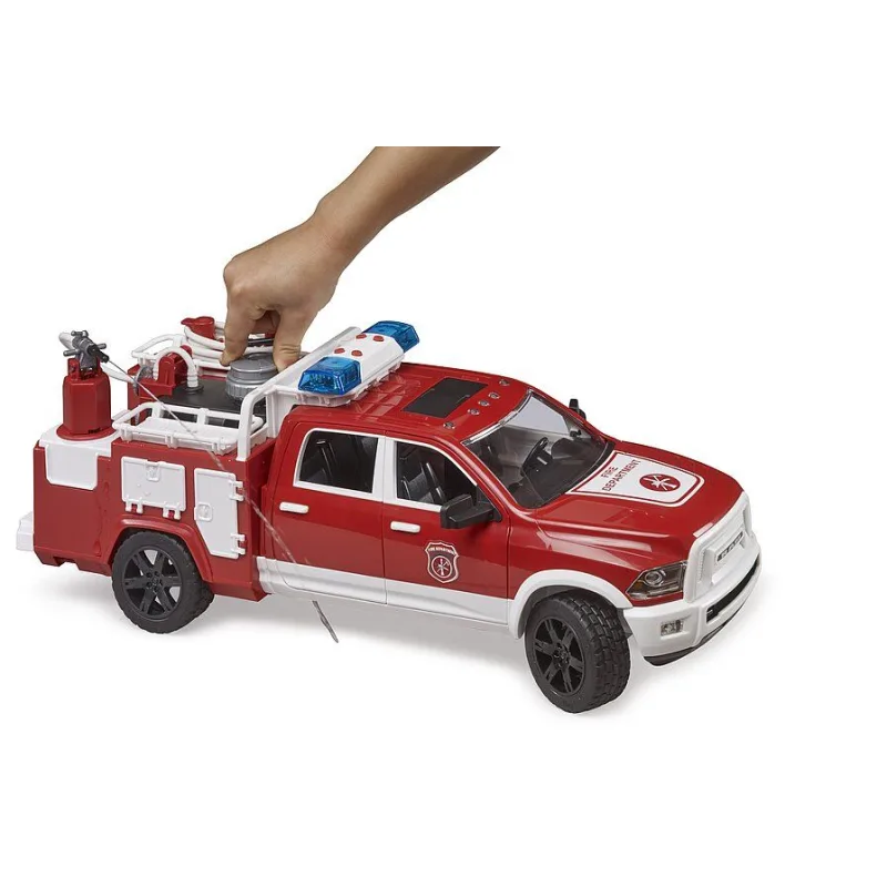 Bruder 2544 RAM 2500 Hasičské vozidlo so svetelným a zvukovým majákom