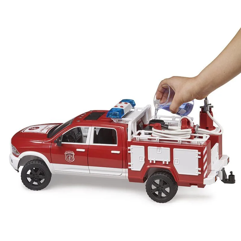Bruder 2544 RAM 2500 Hasičské vozidlo so svetelným a zvukovým majákom