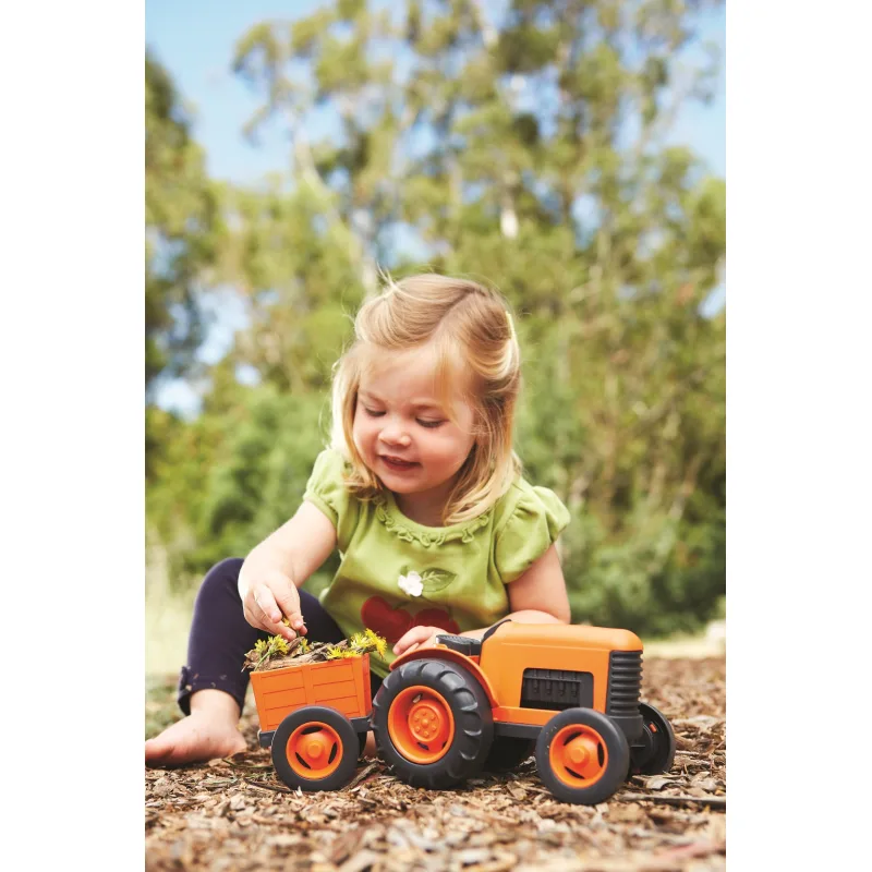 Green Toys Traktor s vlečkou oranžový