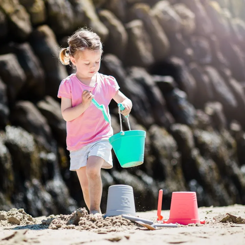 Bigjigs Toys Silikónové vedierko tmavošedé Stone
