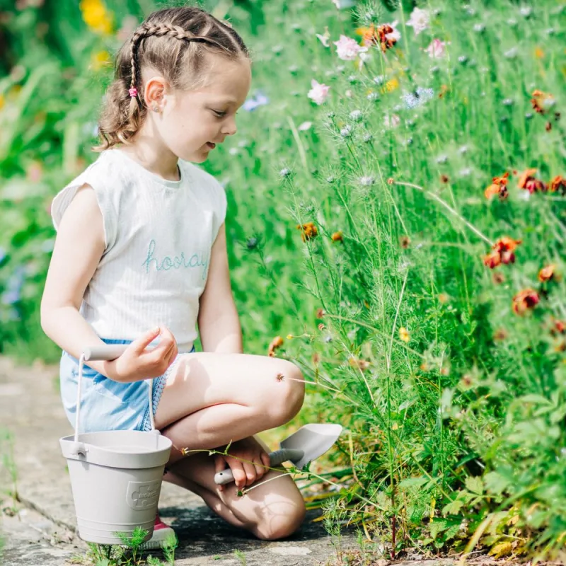 Bigjigs Toys Silikónové vedierko tmavošedé Stone