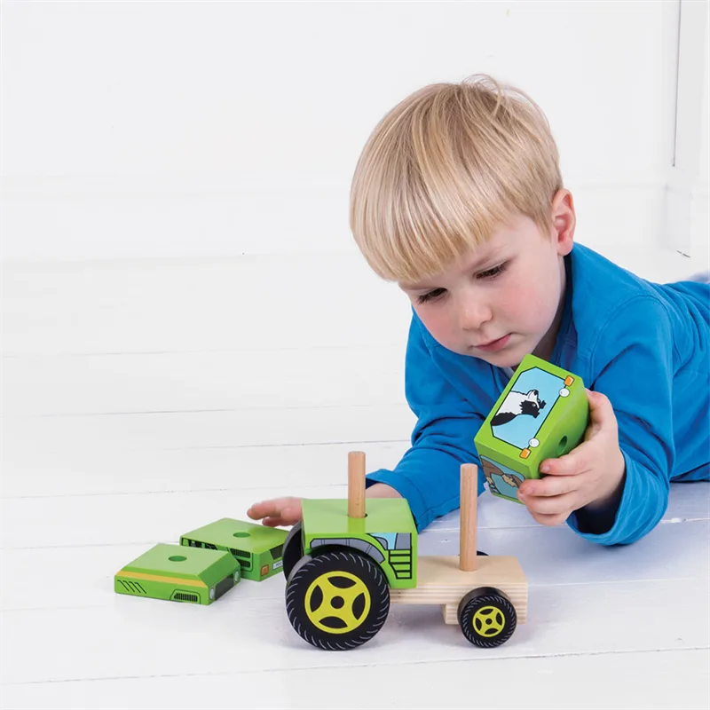 Bigjigs Toys Drevený traktor na nasadzovanie