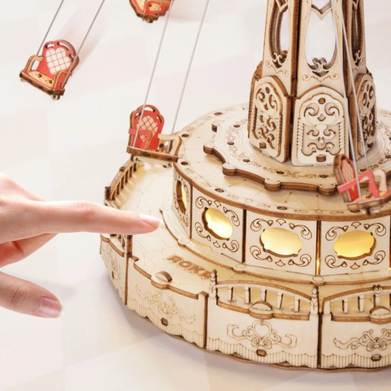RoboTime Drevené 3D mechanické puzzle Hracia skrinka Retiazkový kolotoč farebný
