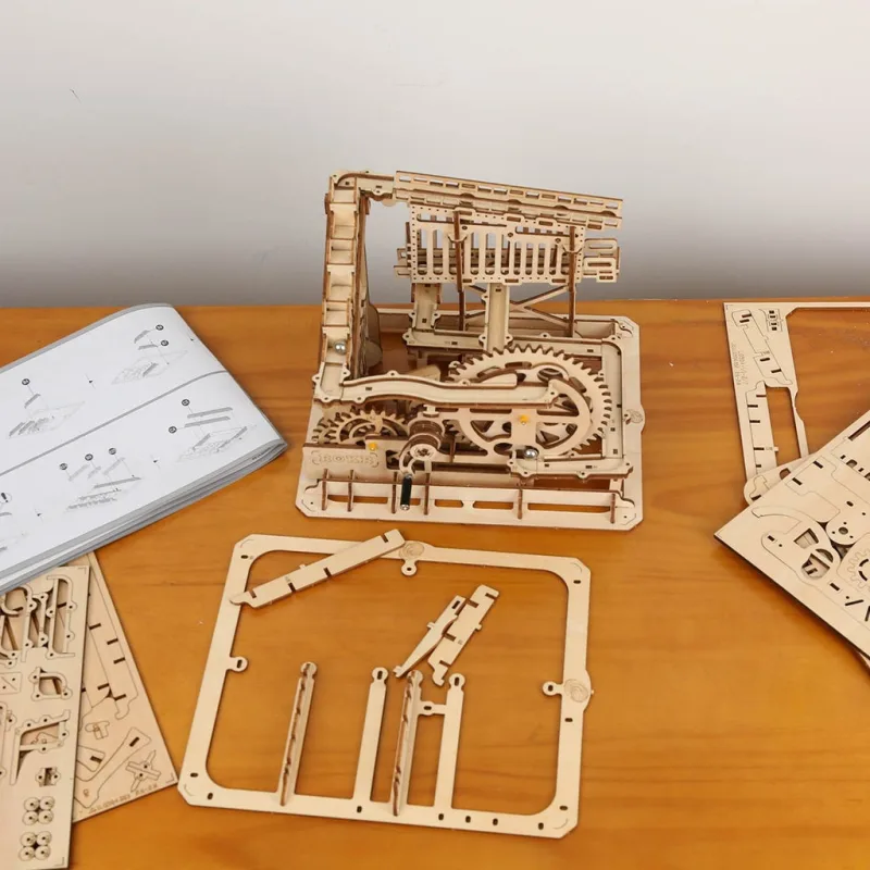 RoboTime Drevené 3D mechanické puzzle Guľôčková dráha Prepadlisko 233 ks