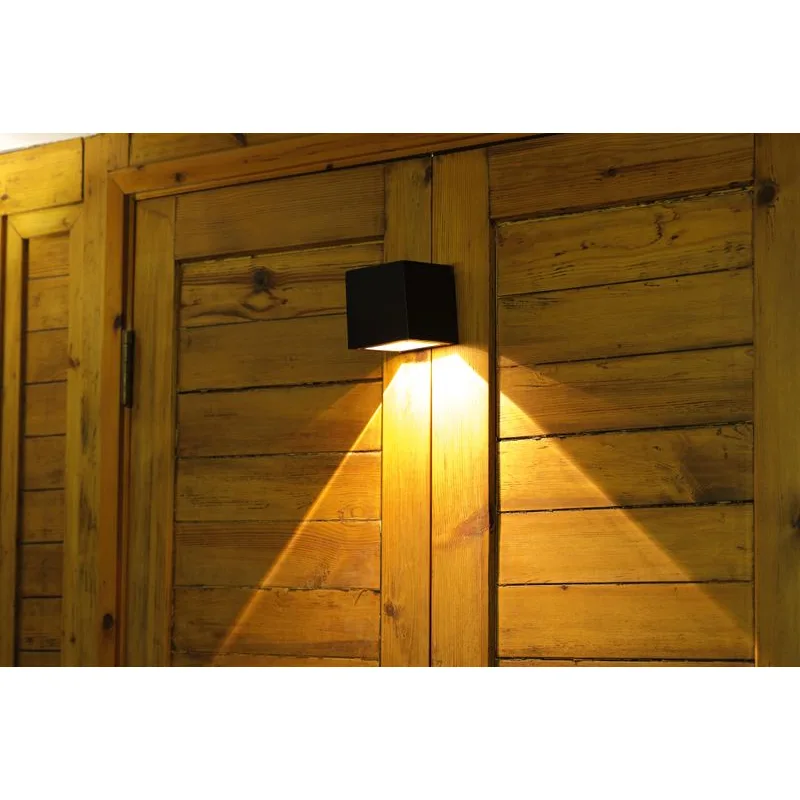 Solárna LED lampa na stenu/plot – 10x10x10 cm