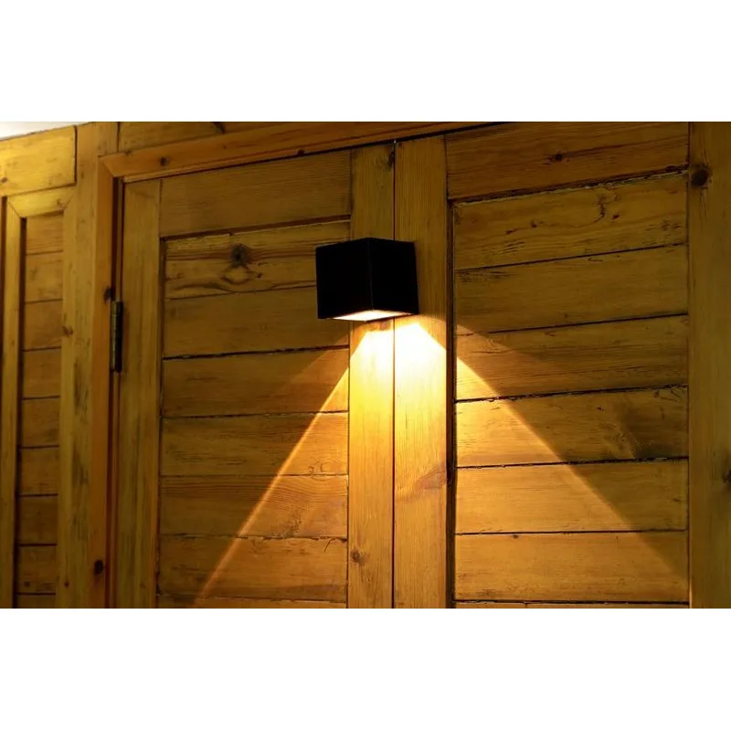 Solárna LED lampa na stenu/plot – 10x10x10 cm