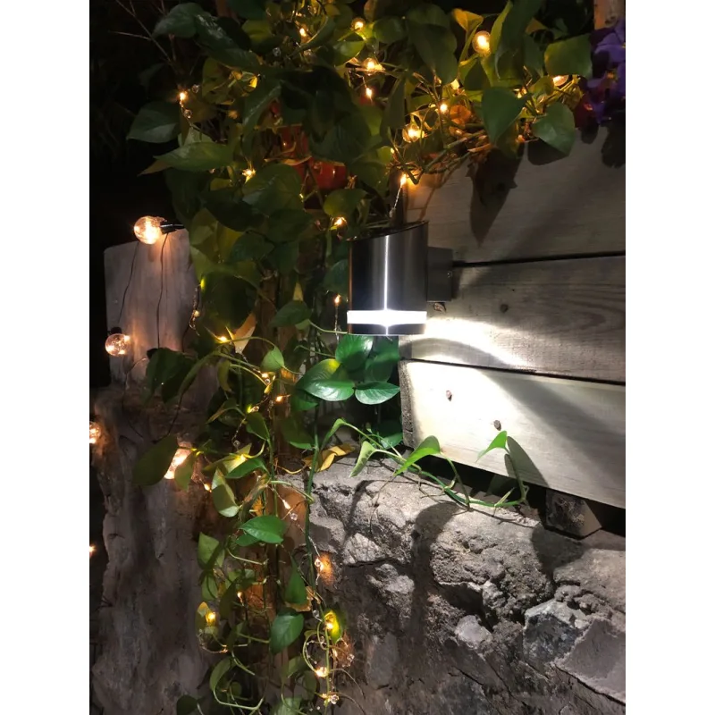 Solárna LED lampa na stenu/plot – 9x12x14 cm, nerezová