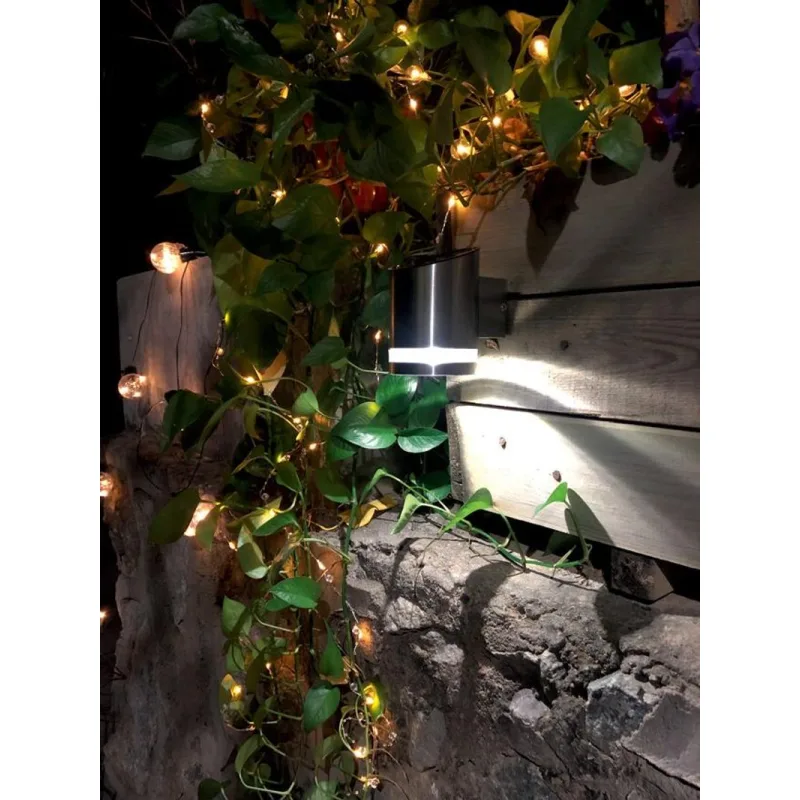 Solárna LED lampa na stenu/plot – 9x12x14 cm, nerezová