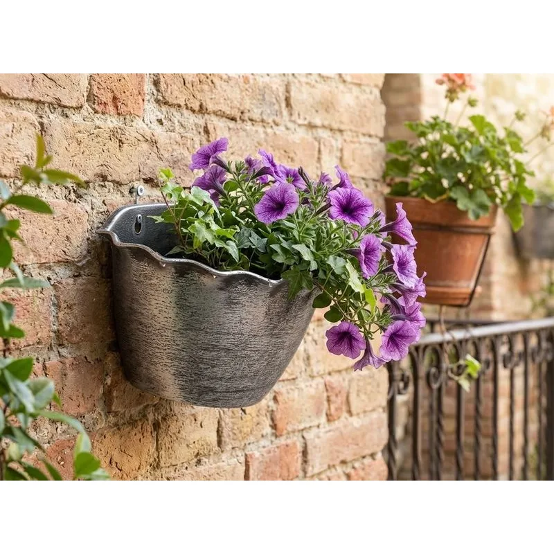 Strieborný závesný kvetináč Strend Pro Wave, 26x18 cm, metalický efekt