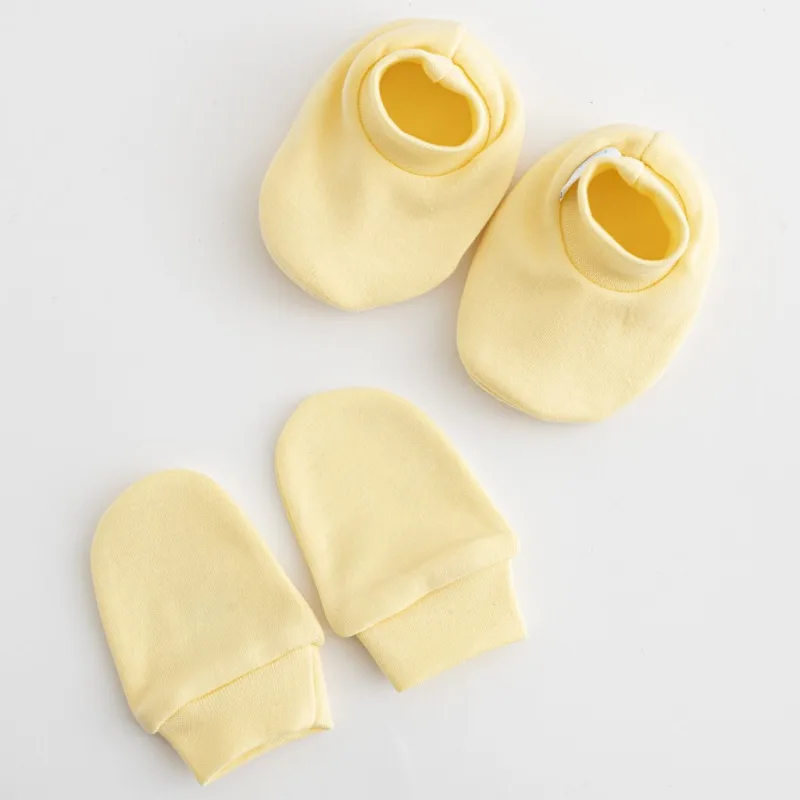 Dojčenský bavlnený set-capačky a rukavičky New Baby žltá 0-6m