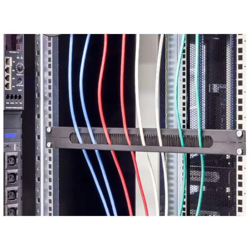 TRITON 19" 1U horizontálne delený priechodný panel, štetec, otvor 350 x 21 mm, čierny (RAB-ZP-X03-A3)
