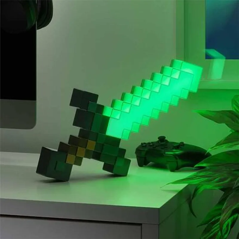 Paladone Minecraft svítící diamantový meč – 3 světelné režimy a držák na zeď
