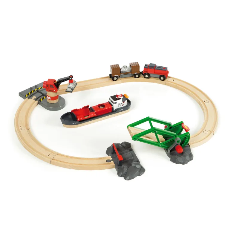 Brio 33061 Přístaviště s nákladní lodí a kolejemi s motorizovanou mašinkou
