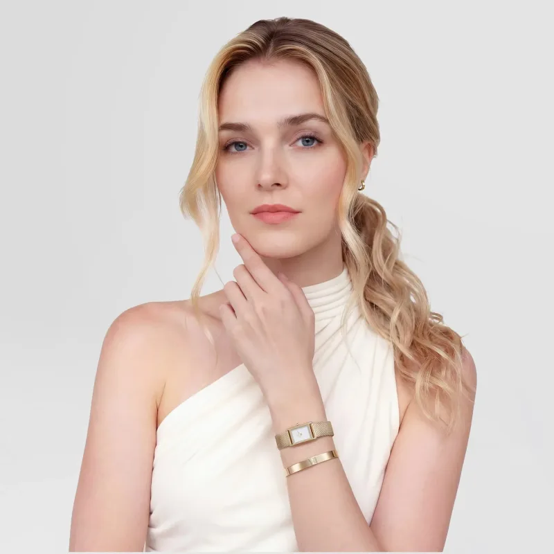 Daniel Wellington pevný unisexový náramok z ocele v zlatej farbe Line Cuff Polished